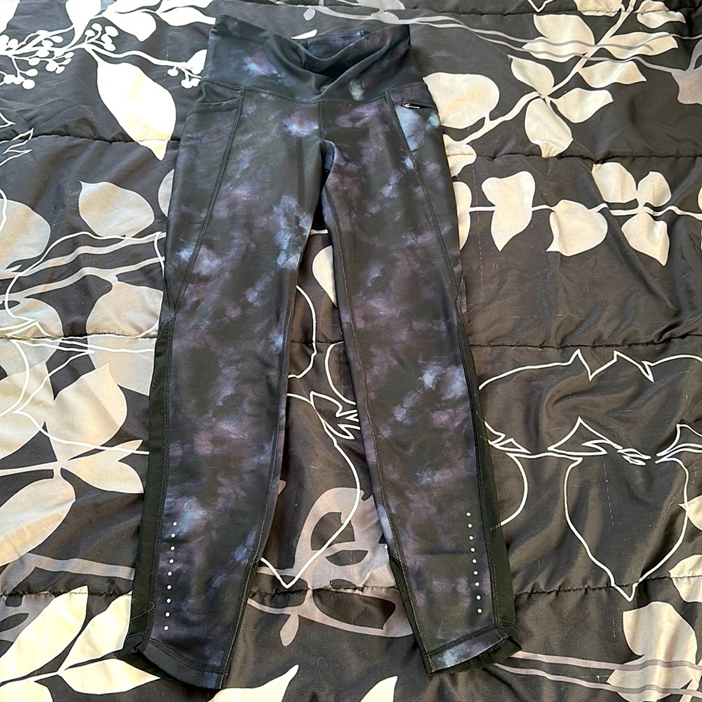 Old navy mesh paneled powersoft go dry zip pocket leggings space print